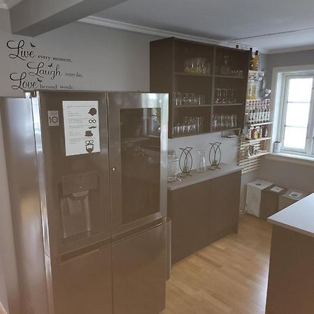 Sentrumsleilighet Med Gratis Parkering Til Leie Apartment Arendal Bagian luar foto