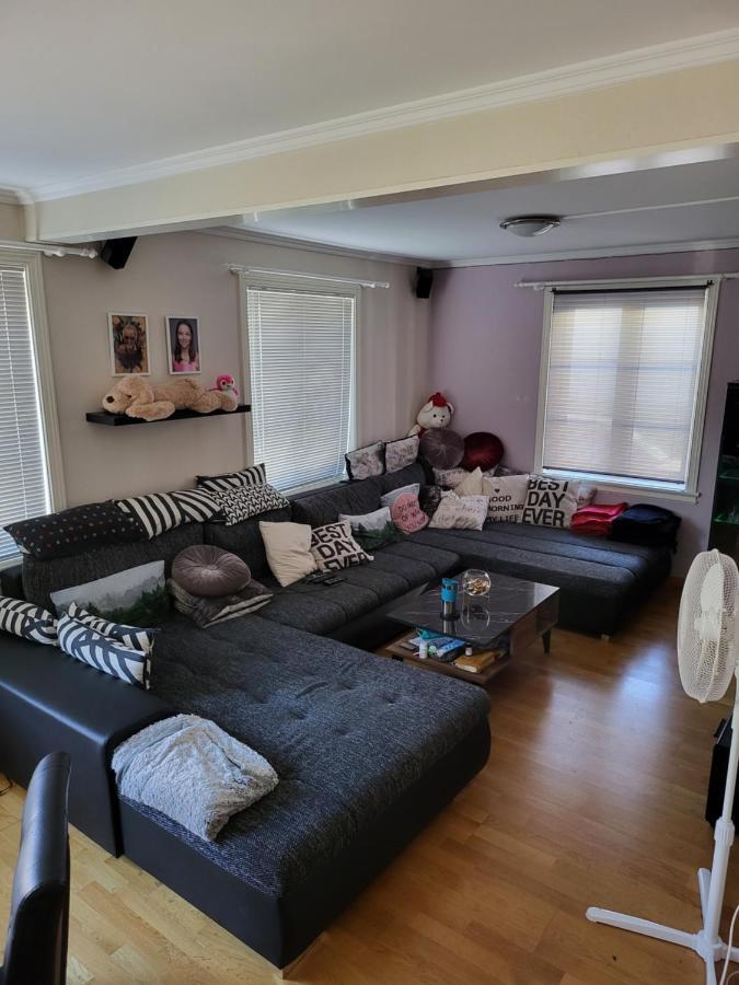 Sentrumsleilighet Med Gratis Parkering Til Leie Apartment Arendal Bagian luar foto