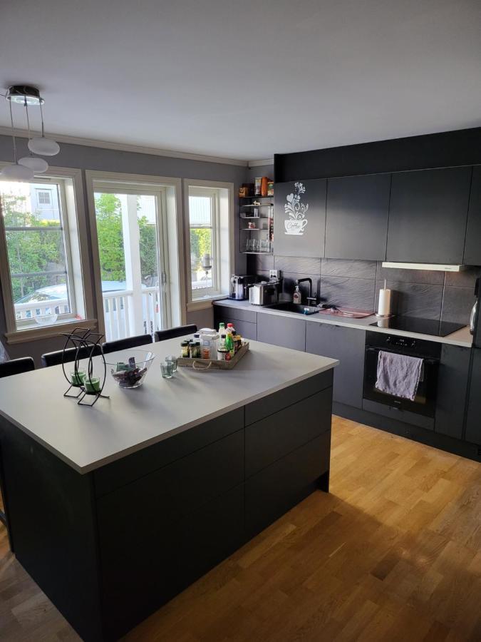 Sentrumsleilighet Med Gratis Parkering Til Leie Apartment Arendal Bagian luar foto
