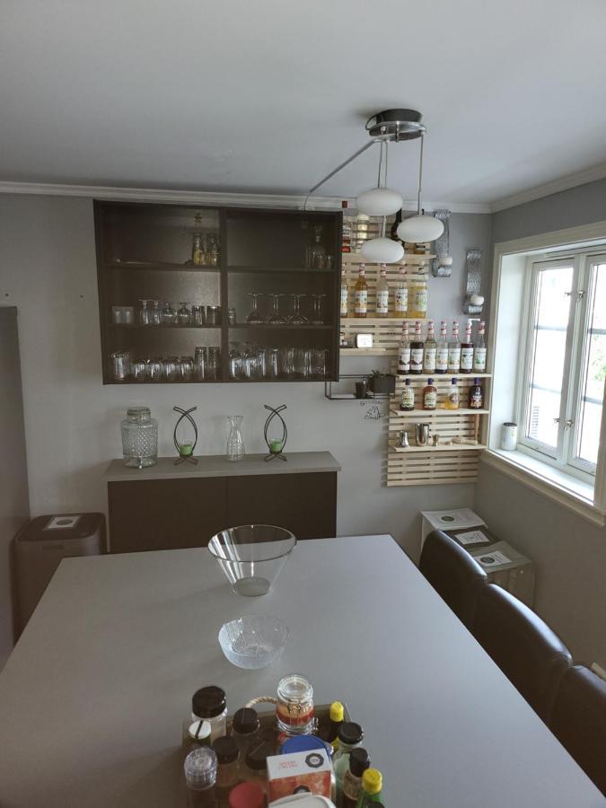 Sentrumsleilighet Med Gratis Parkering Til Leie Apartment Arendal Bagian luar foto